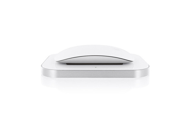 Mac用マウス「Magic Mouse」を置くだけで充電できるワイヤレス充電器 画像