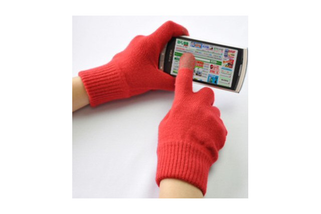 ミドリ安全がスマートフォン専用手袋を販売開始 画像
