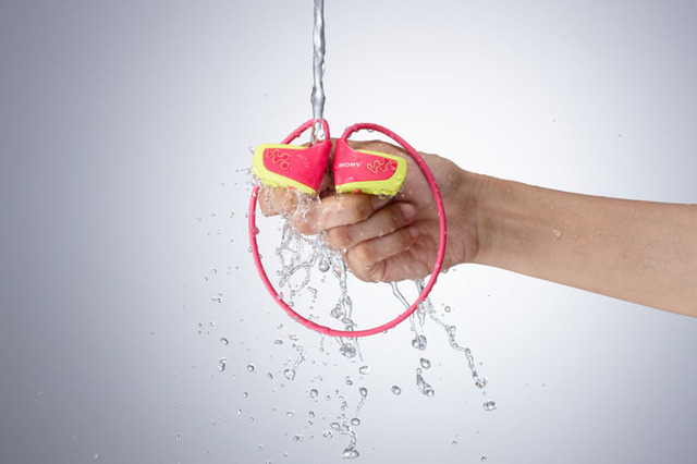 ソニー、ヘッドホン一体型4GB「ウォークマン」の新モデル 画像