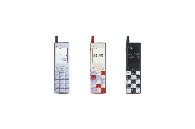 通信方式が3Gならデザインも新世代なものを? auがデザイナーと協力して携帯電話「INFOBAR 」を発売 画像