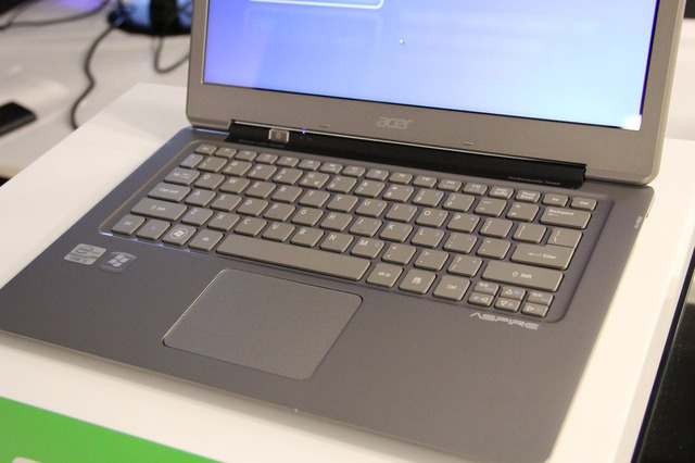 【フォトレポート】エイサー、最薄部13mmの「Aspire S3」＆“マンガロイド”こと「ICONIA TAB A100」 画像