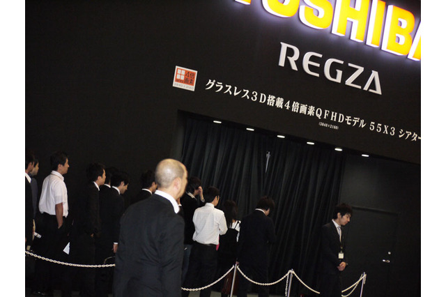 【CEATEC 2011(Vol.3)】東芝、裸眼3Dで4Kパネルの「55X3」シアターに行列 画像
