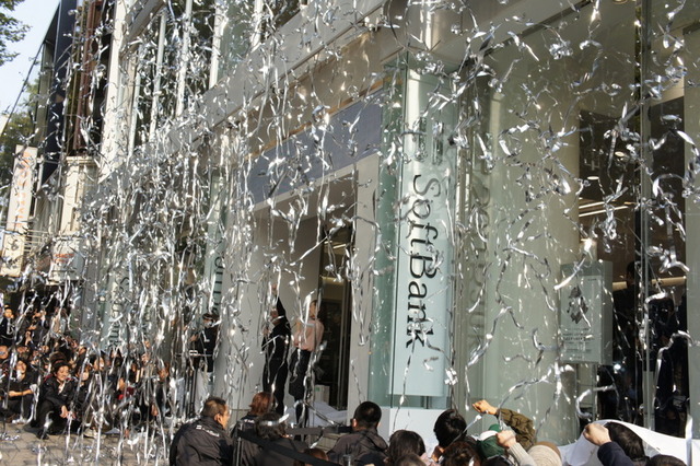 iPhone 4S販売開始！ ソフトバンク、au双方で発売セレモニーも実施  画像