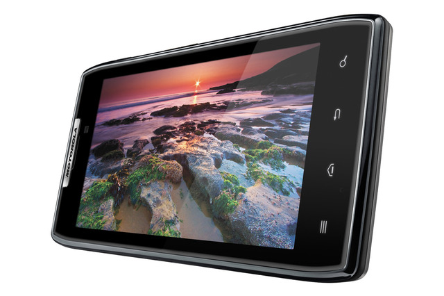モトローラ、スリムなAndroidスマートフォン「DROID RAZR」を発表 画像
