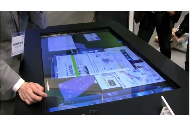 【NEC iEXPO 2011（vol.7）】超巨大！ 机一面がディスプレイの52インチタブレット「X-info Table」   画像