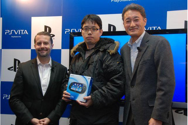 渋谷のカウントダウンイベントではSCEハウス社長・平井会長が訪れ本体を手渡し~PSVita発売 画像