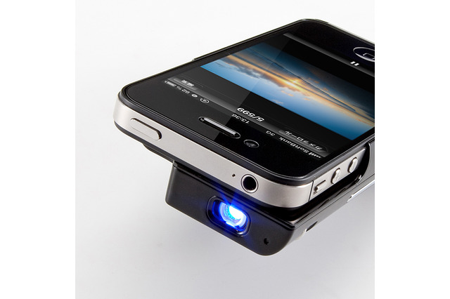 ケースのように装着し、予備バッテリにもなる！ iPhone 4S・4用モバイルプロジェクター 画像