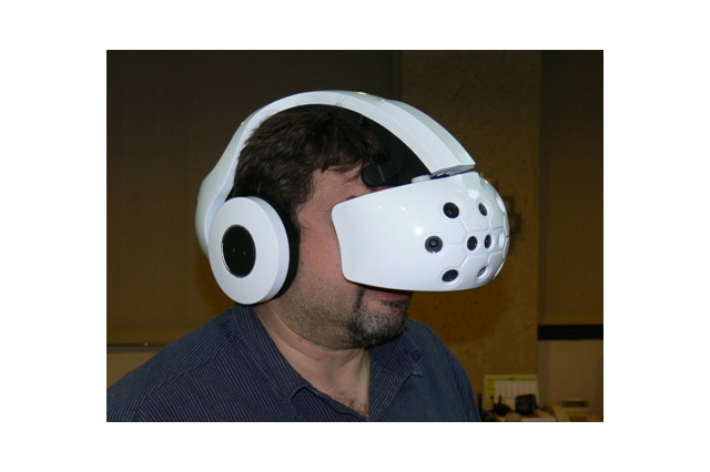 【CES 2012】ヘッドトラッキング対応! ハンドジェスチャーも認識するヘッドマウントディスプレイ 画像