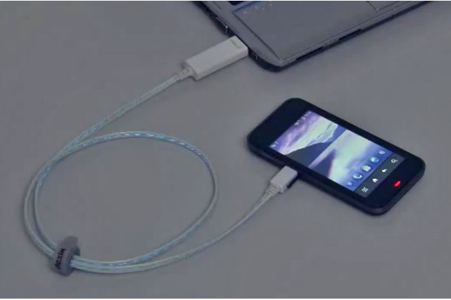 充電状況を光って知らせる! スマートフォン向けUSBケーブル 画像