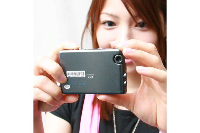 撮影・録音も可能で実売5,980円の多機能ポータブルメディアプレーヤー……自分撮り対応 画像