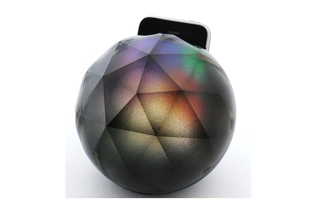 色鮮やかに光る！ イルミネーション付きiPhone用充電スタンド 画像