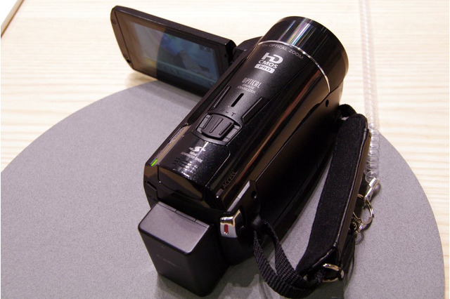 【CP+ 2012(Vol.3)】Wi-Fi対応で高画質を追求した「iVIS HF M52」、その機能は? 画像