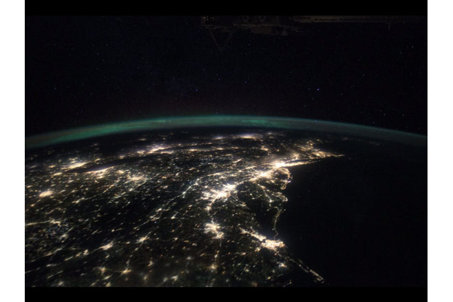 オーロラと夜景の競演!NASA、宇宙から撮影したオーロラの映像を公開 画像