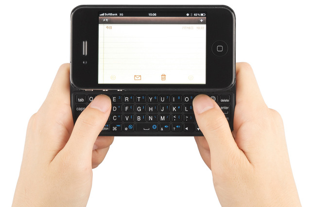 文字盤が光る！ iPhone 4S・4用ケース一体型スライド式キーボード 画像