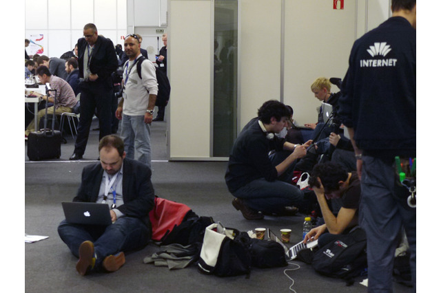 【MWC 2012 Vol.22(動画)】空席を探すのはひと苦労!プレスルームは常に満席状態 画像
