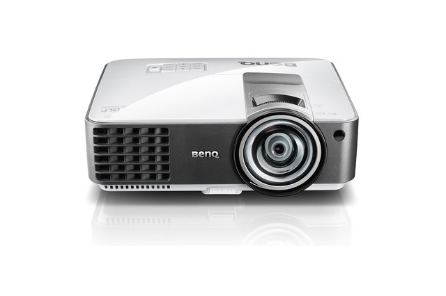 ベンキュー、わずか1mで95型の大画面投写が可能な超短焦点3Dプロジェクター 画像