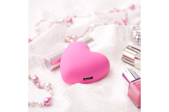 ホワイトデーのプレゼントに！　スマホを充電できるハート型のACアダプタ 画像