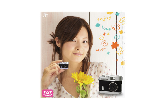 マグネット付きで世界最小クラスをうたう昭和レトロ調トイデジ 画像