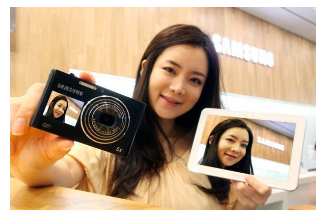 前面にもディスプレイのある個性派デジカメ、サムスンが発売 画像