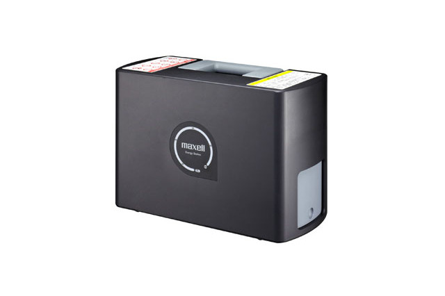 日立マクセル、テレビ3時間・冷蔵庫2.5時間分のバッテリ……ハンドル付き 画像