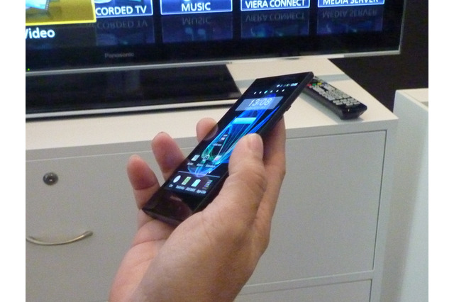 【ビデオニュース】VIERAとのDLNA連携！ パナソニックのグローバルモデル防水スマホ「ELUGA」 画像