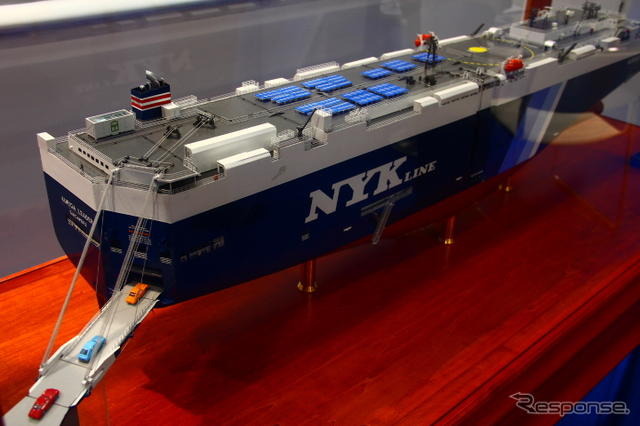 ［SEA JAPAN 12］一隻しかない太陽光パネル搭載船は“トヨタ張り付け” 画像