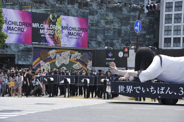 貞子、大増殖で渋谷をジャック!?……GW最終日、スクランブル交差点が大パニック! 画像