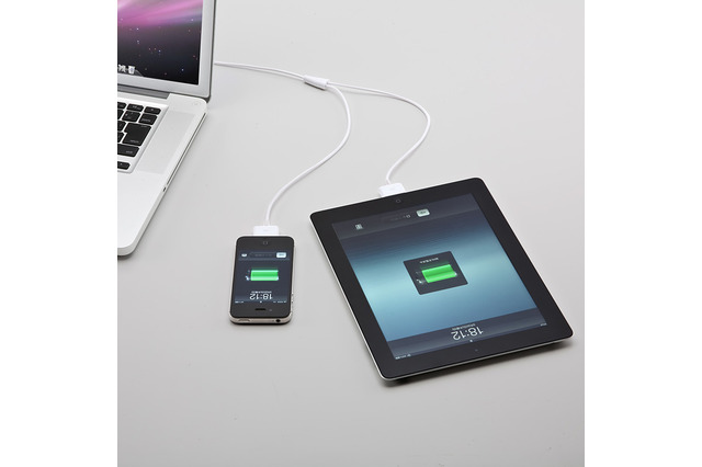 片方は充電、もう片方で同期! iPhone・iPadなどを2台同時接続できるケーブル 画像