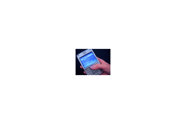 フルキーボードを搭載したストレート型スマートフォン「Nokia E61」が国内展開 画像