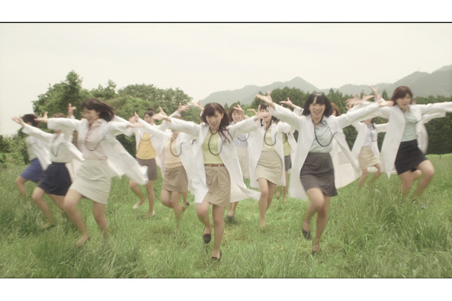 なぜ女医さん!?　AKB48“ネクストガールズ”が白衣姿で新CMに登場 画像