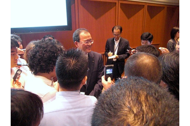 KDDI 田中社長「ソフトバンクのプラチナバンドは気にしていない」 画像