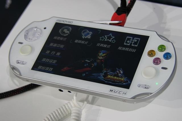 【China Joy 2012】PSVitaそっくりな3G搭載携帯ゲーム機「MUCH」を発見 画像
