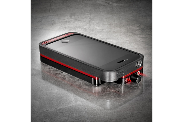 補助バッテリとしても利用! 高性能DACを搭載したiPhone 4S・4専用ケース型ポータブルアンプ 画像