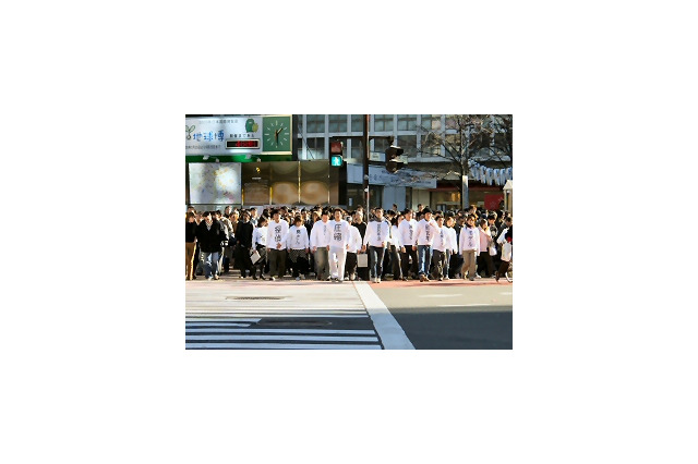 gooが渋谷を乗っ取った。1,000人の“人メディア”と3つの巨大スクリーンを使った宣伝を展開 画像