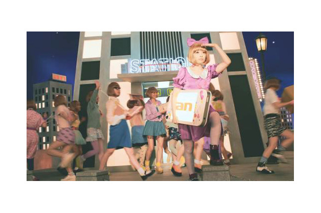 きゃりー、新CMでキュートな制服コスプレ“12変化”! 「楽しんでもらえたら嬉しいです」 画像