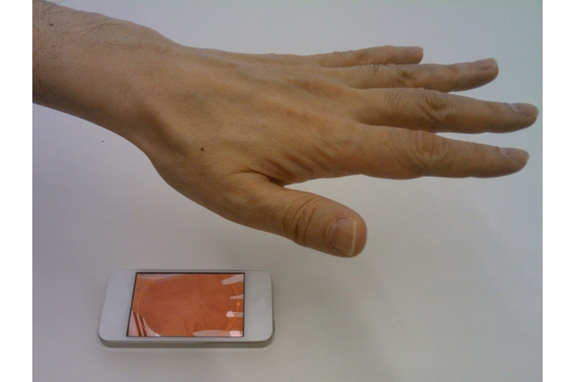 ソフトバンクモバイル、スマホだけで手のひら静脈認証を可能にするソフトを開発 画像