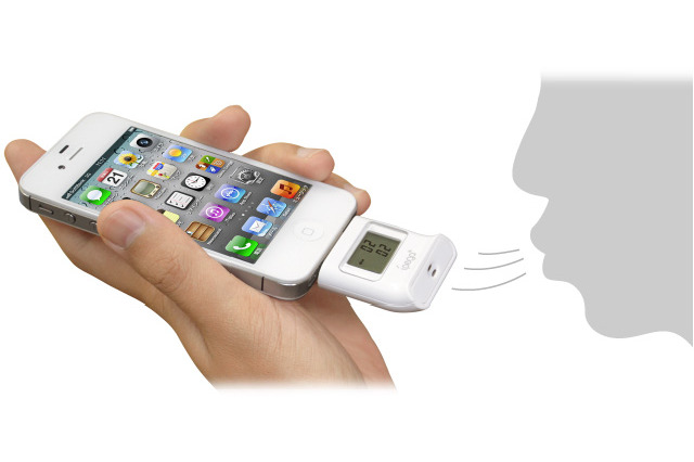 iPhoneで血中アルコール濃度を計測! 電源不要で使えるポータブルアルコール検知器 画像