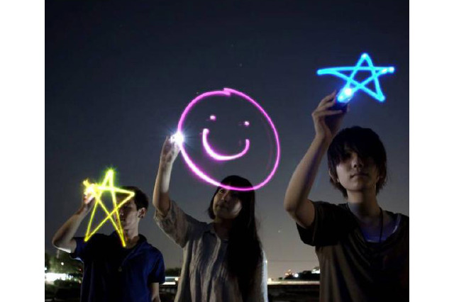 【おもちゃ見本市 2012】iPhone連動でペンライトアートが楽しめる！「夜空におえかき」が11月発売 画像
