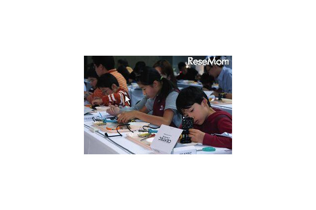 【CEATEC 2012 Vol.3】小学生親子対象、ロボットプログラミング体験 画像