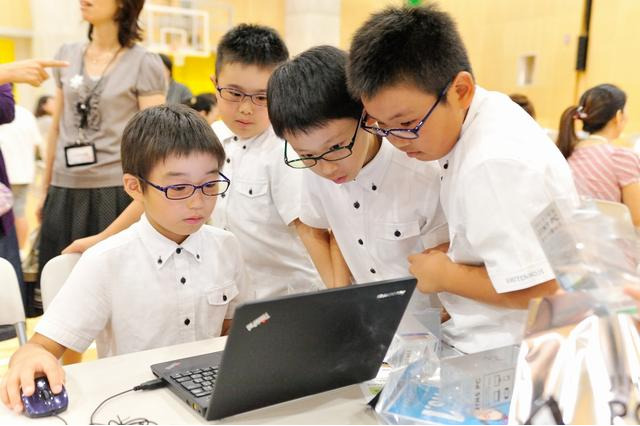 小学生の保護者の86.2%が教育ICTに期待、一方で子どもの眼への影響が心配 画像