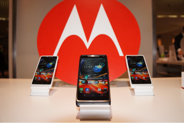 【ソフトバンク冬春】鋼鉄の5倍の強度のボディ!ソフトバンク初のMotorolaスマホ「RAZR M 201M」 画像