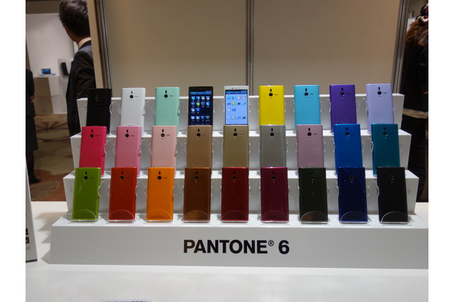 【ソフトバンク冬春】世界最多!25色のカラバリを揃えたPANTONEスマホ 画像