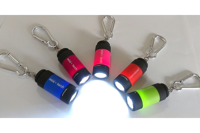 照度は約1500ルクス、小さくてカラフルなUSB充電式LEDライト 画像