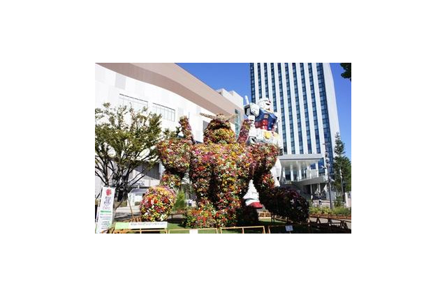 花と緑の巨大ガンダム　フラワーガンダムトピアリー 画像