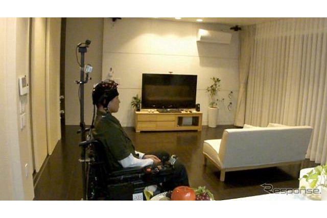 電動車いすを脳でコントロール 画像