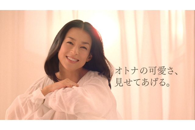 “元祖トレンディ女優”の実力！　鈴木保奈美が新CMで魅せる“オトナの可愛さ”にドキッ　 画像