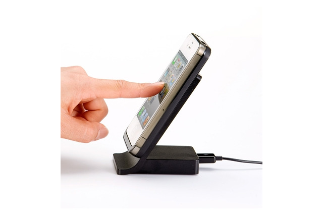 iPhone 4S・4をワイヤレスで充電・同期できるマグネット式スタンド 画像