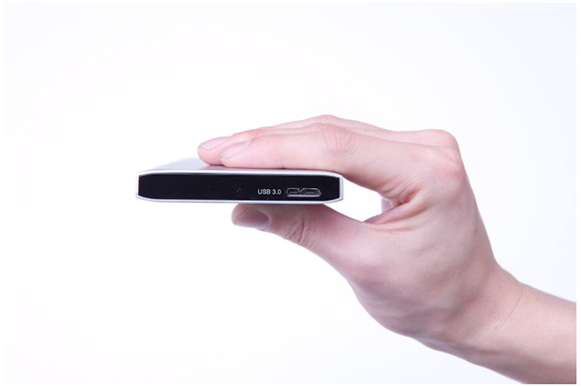 ThunderboltとUSB3.0のデュアルポート搭載ポータブルHDD 画像