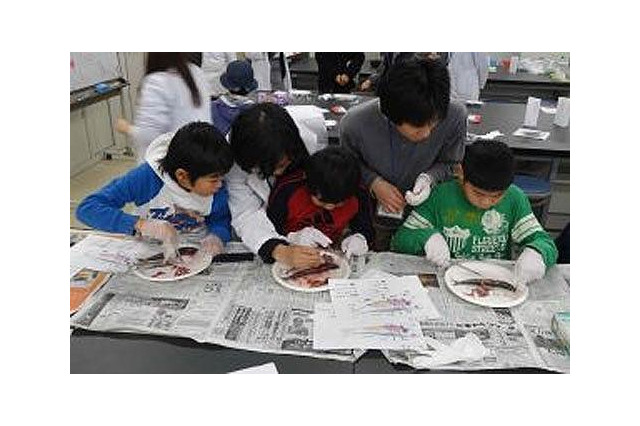 大学生らが講師を務める小中学生対象科学イベント、約30種類の実験を実施 画像