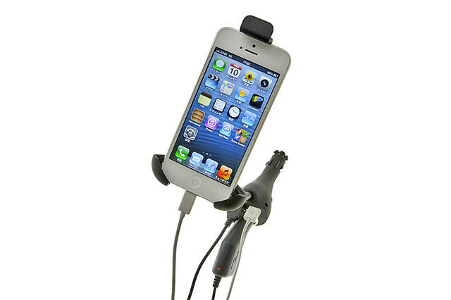 ドライブ中のiPhone 5の電池切れも防止！ USB充電ポート付きシガーソケットスマホ用ホルダー 画像